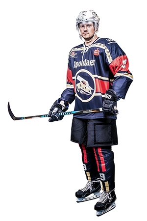 Porträt eines athletischen Eishockeyspielers der Black Dragons Erfurt, vollständig ausgerüstet mit Helm, Eishockey-Trikot, Hosen und Schlittschuhen, den Schläger fest in der Hand. Das Bild wurde von Sportfotograf Michael Schalansky erstellt.